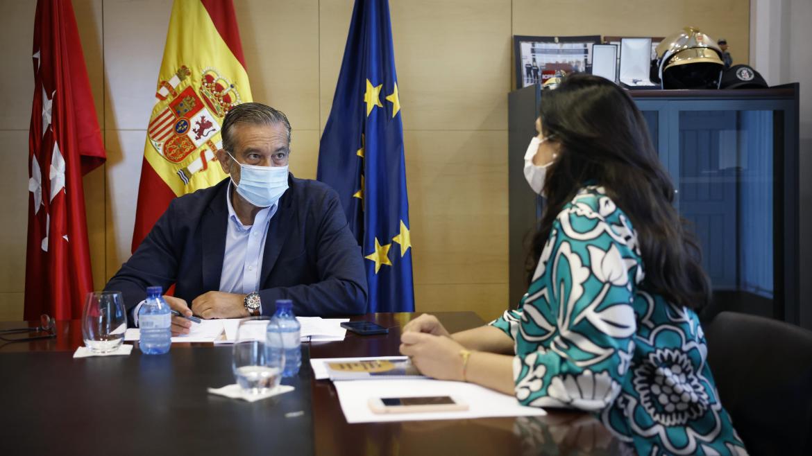 El consejero sentado junto a la Comisionada para la Atención a las Víctimas de Terrorismo, Rocío López