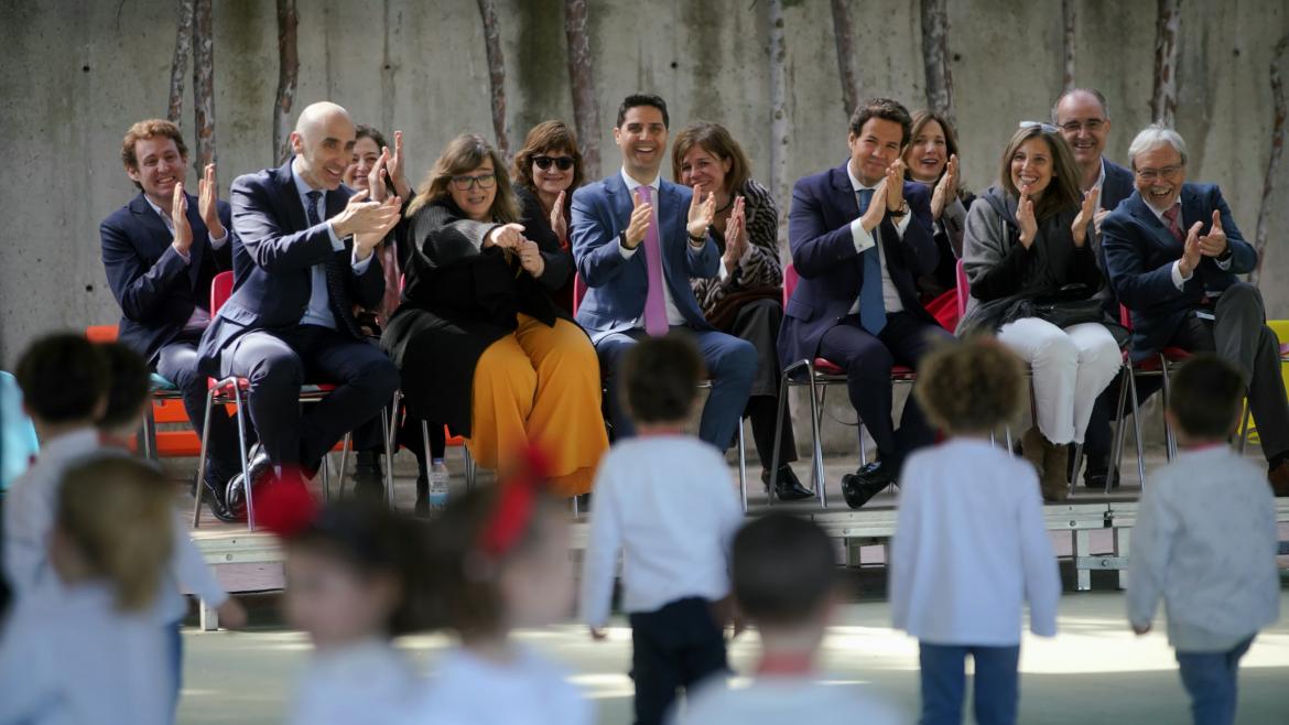 El consejero Emilio Viciana durante su visita al colegio Los Jarales Monterrozas