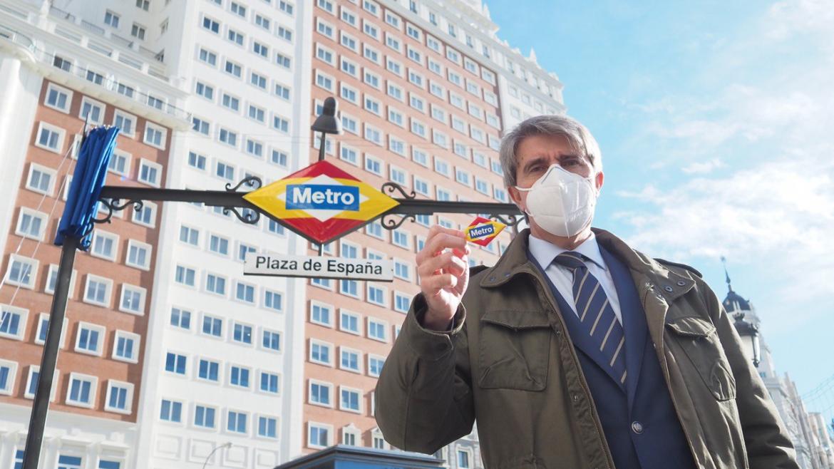 Ángel Garrido presenta el rombo con los colores de la bandera española en el Metro de Plaza de España