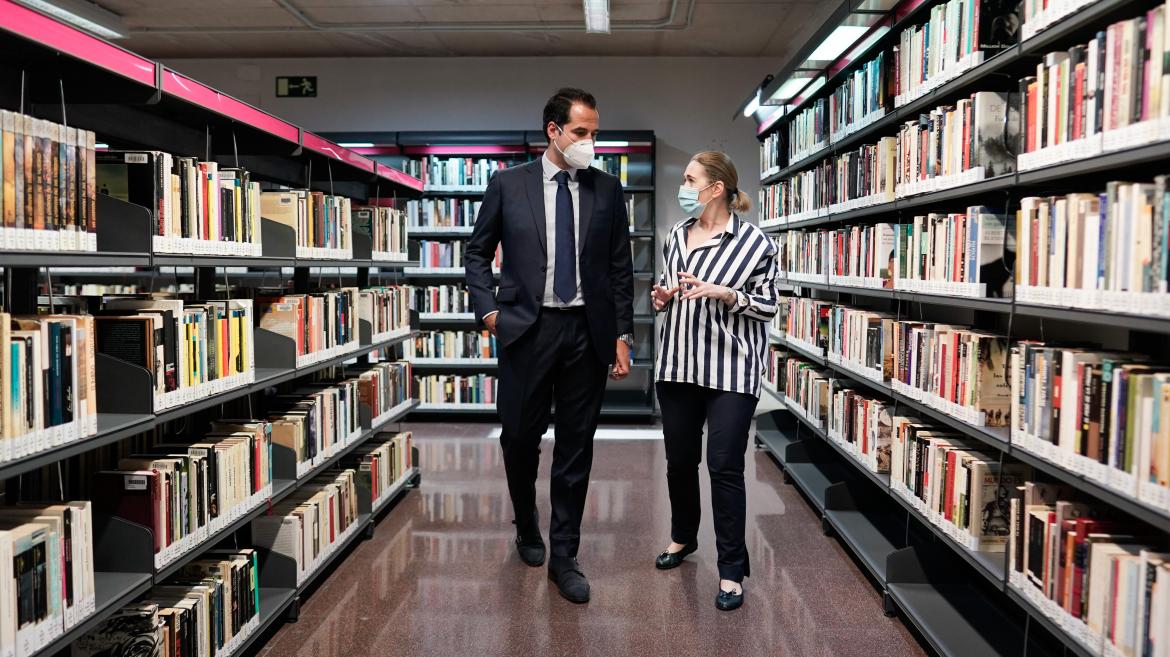 Ignacio Aguado durante su visita a la biblioteca José Hierro