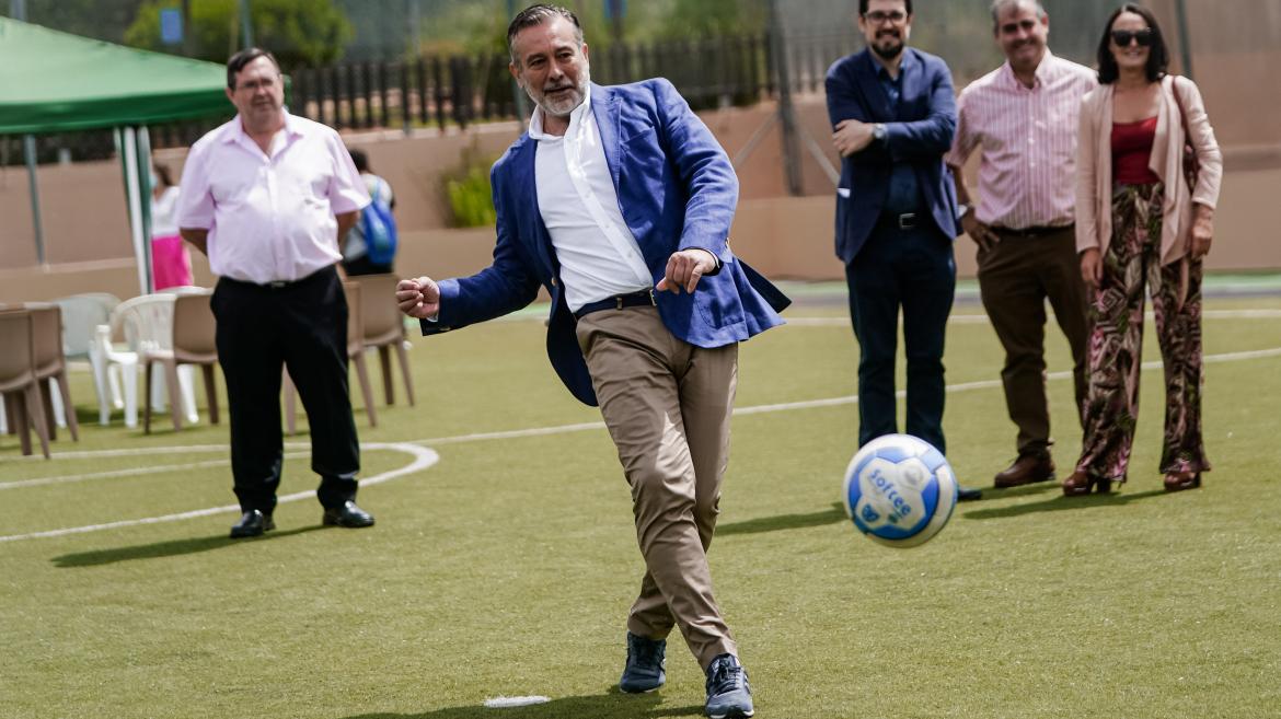 Enrique López golpea un balón de fútbol