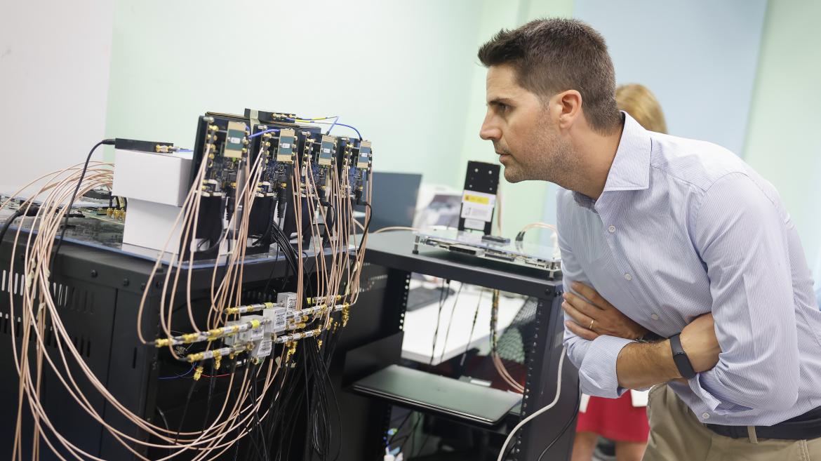 El consejero Emilio Viciana durante su visita a la sede del IMDEA Networks en Leganés