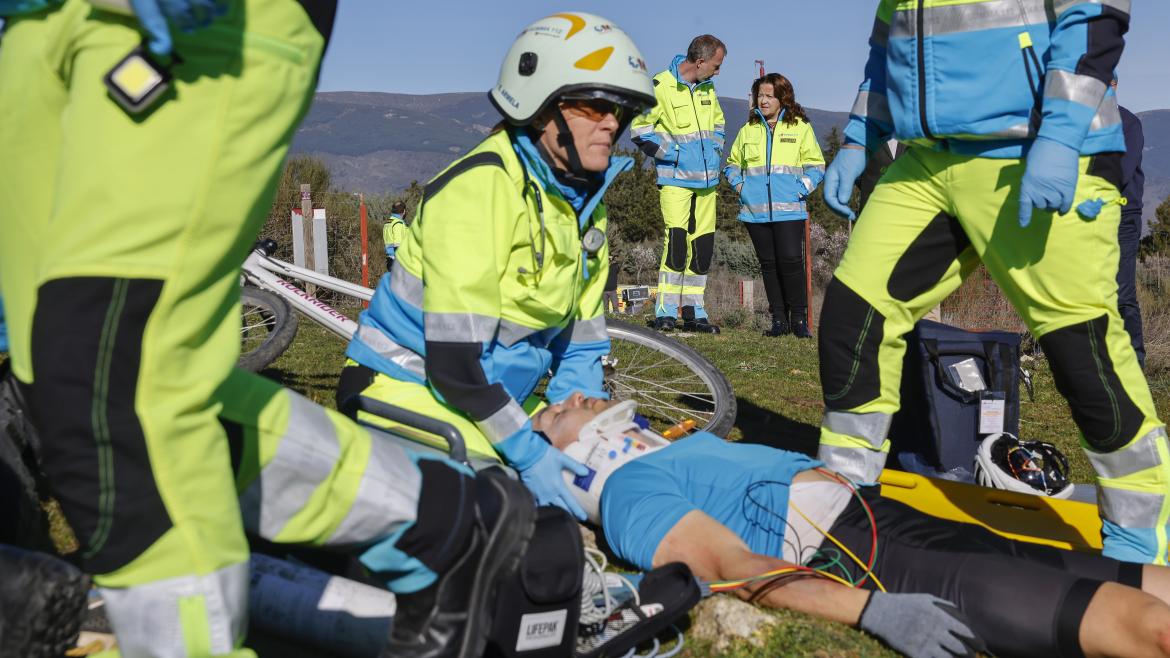 La consejera Fátima Matute en un simulacro de asistencia en accidente de ciclistas