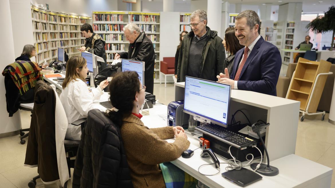 El consejero Mariano de Paco Serrano durante su visita a la biblioteca pública Pedro Salinas 