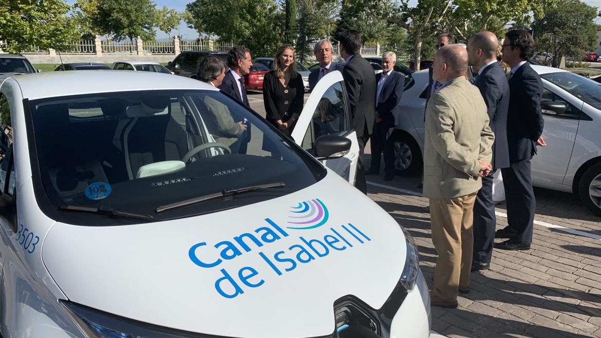 Imagen de Paloma Martín revisando la nueva flota de coches eléctricos de Canal de Isabel II que reducirá en un 30% las emisiones contaminantes