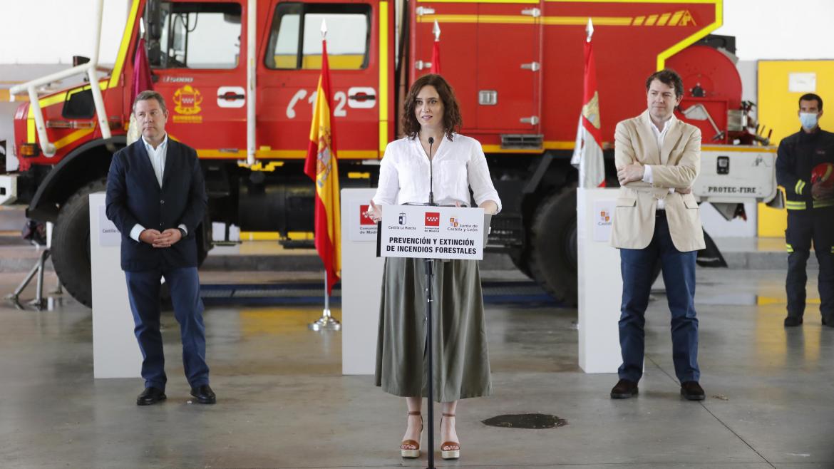 Isabel Díaz Ayuso durante la firma del acuerdo con CLM y CYL sobre extinción de incendios forestales