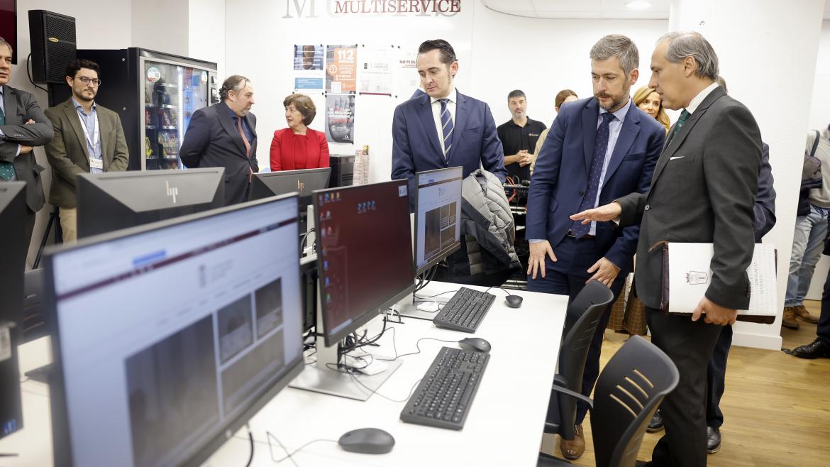 El consejero recorriendo las instalaciones