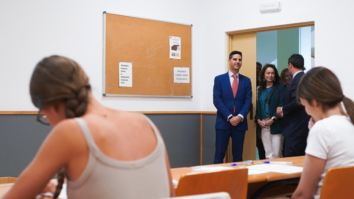 El consejero Emilio Viciana durante su visita a la Universidad Rey Juan Carlos