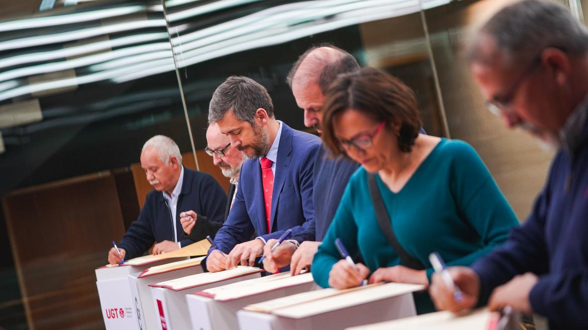 Imagen del artículo La Comunidad de Madrid firma un nuevo acuerdo para mejorar las condiciones económicas y laborales de sus funcionarios de Justicia