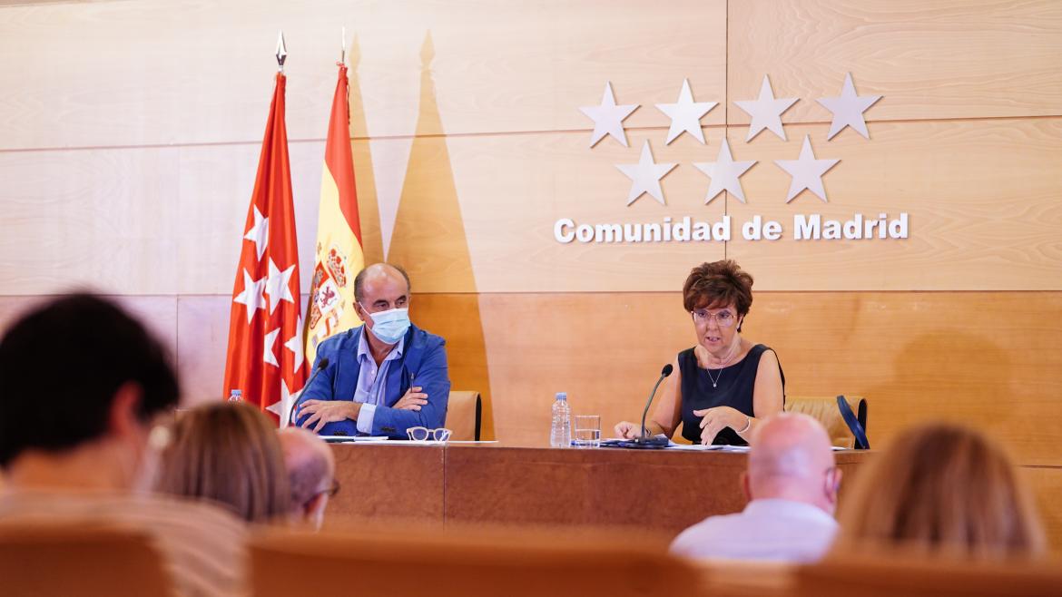 Antonio Zapatero y Elena Andradas sentados en la mesa de conferencias exponiendo los datos