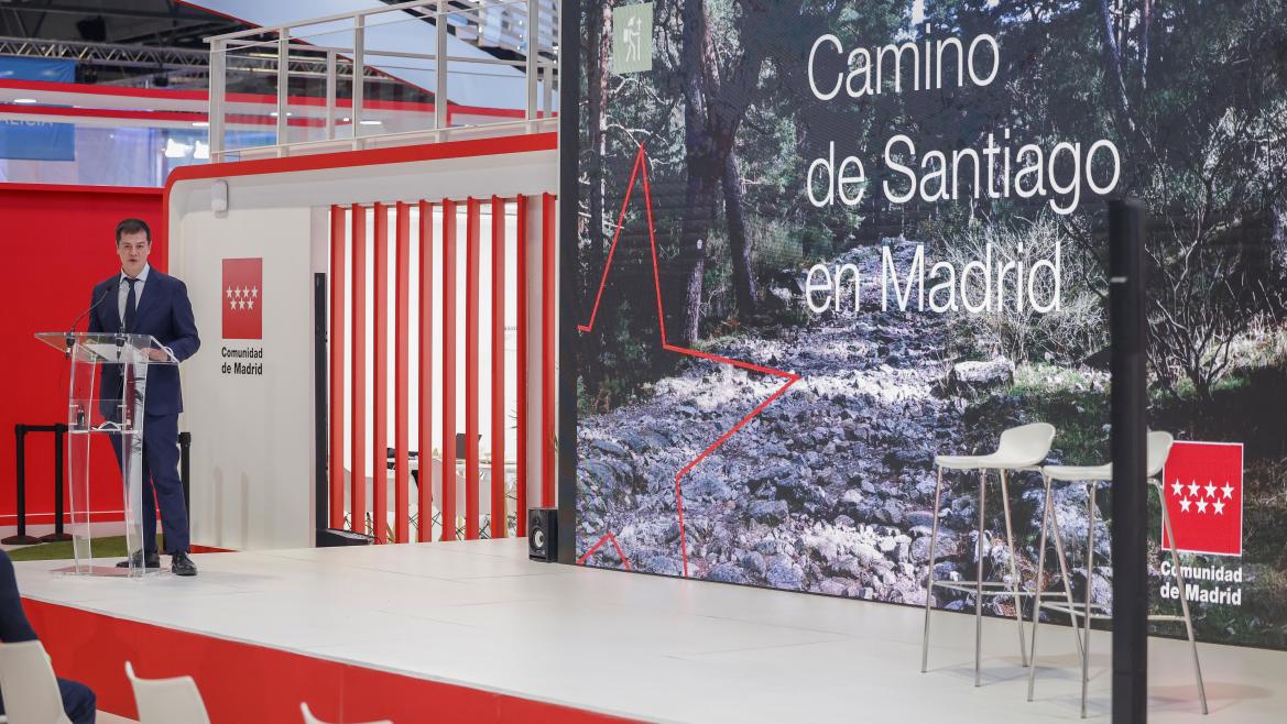 Plano general del escenario del acto con una imagen que pone "Camino de Santiago en Madrid"
