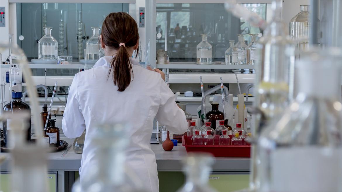 Científica trabajando en el laboratorio