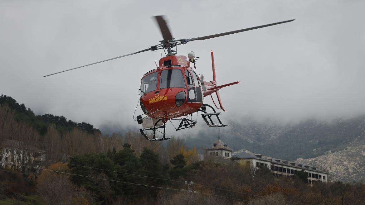 Un helicóptero volando