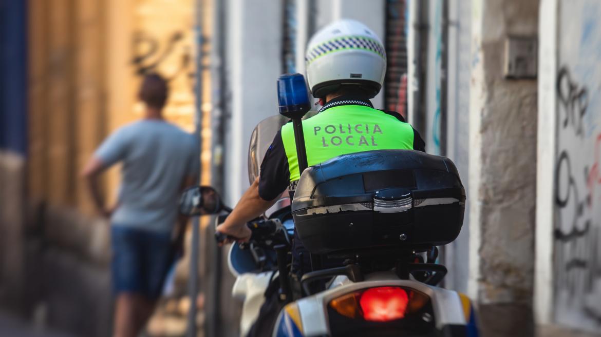 Policia Local en una moto patrullando