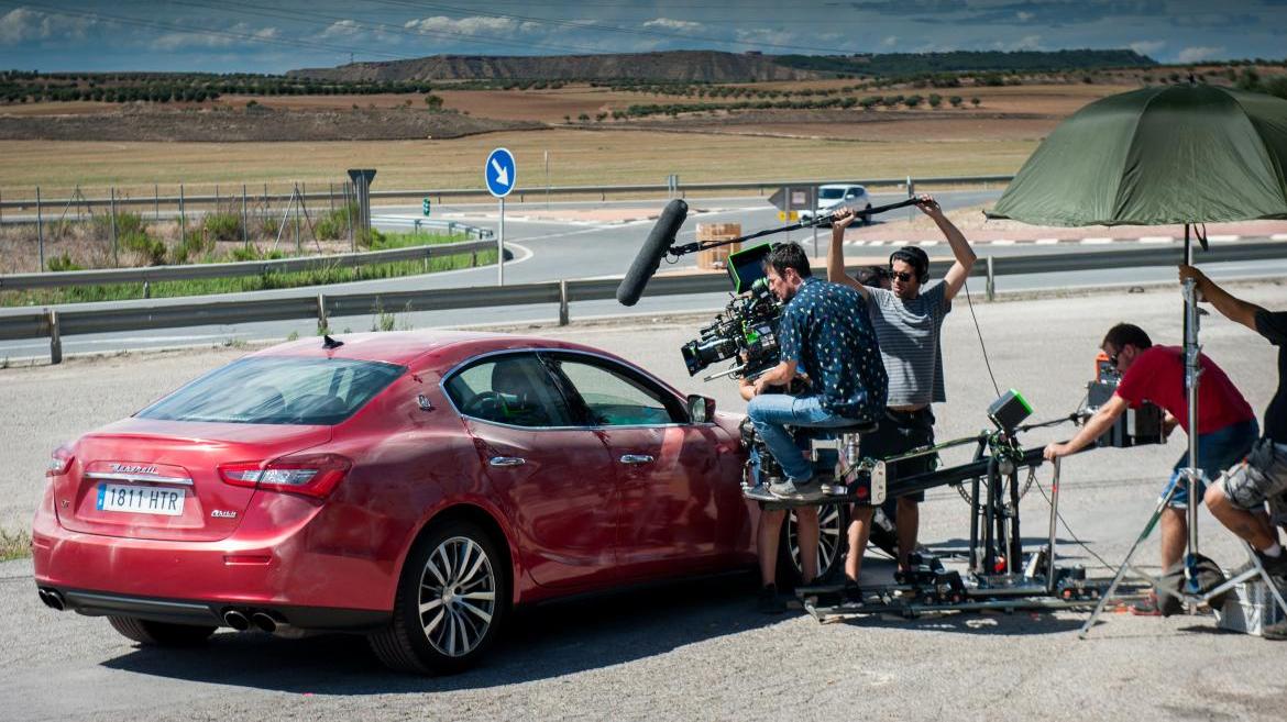 Equipo de cámaras de cine graban una escena con un coche