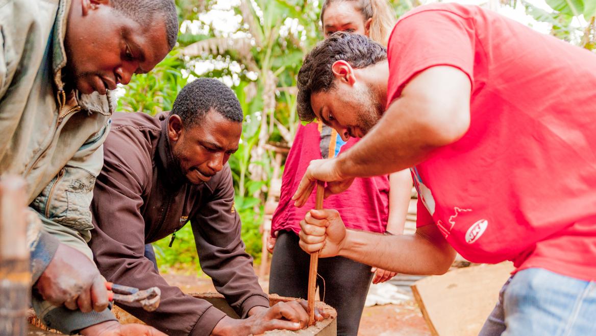 Voluntarios europeos trabajan en un proyecto de cooperación al desarrollo en África