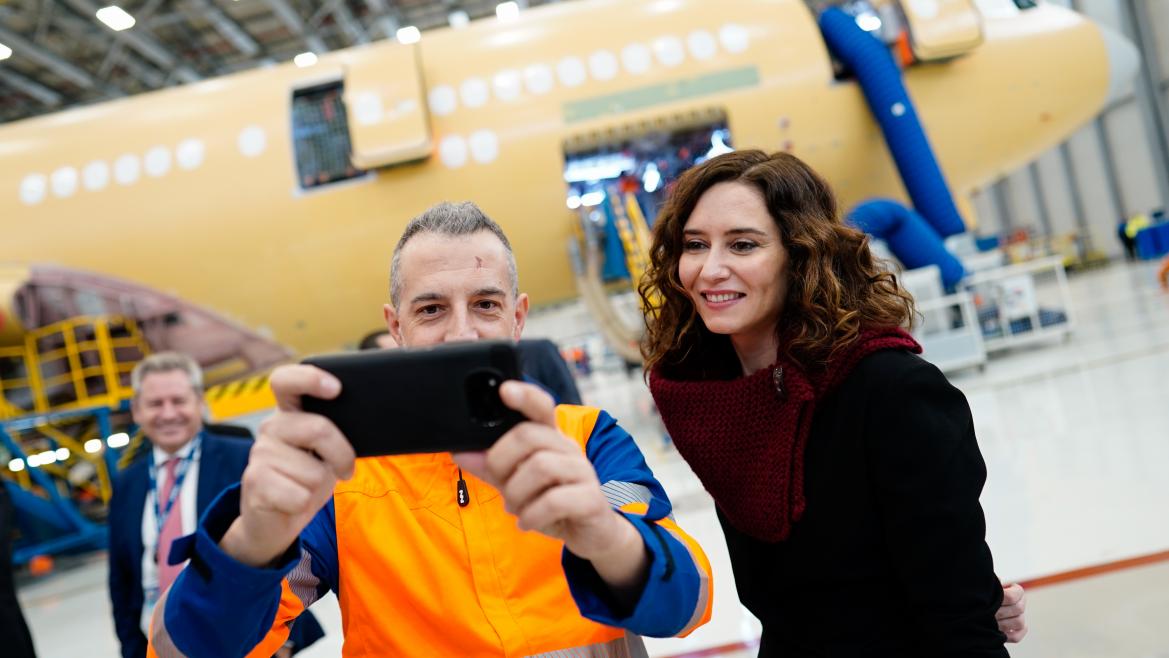 La presidenta se hace un selfie con un trabajador de Airbus