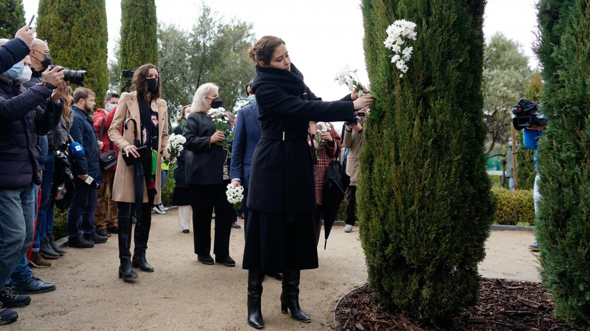 La presidenta coloca las flores blancas en uno de los árboles del Bosque del Recuerdo