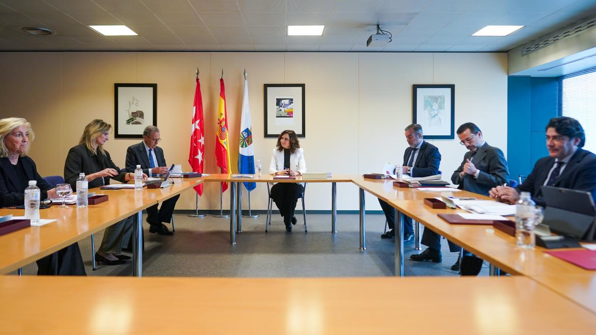 La presidenta y los consejeros durante la reunión del Consejo