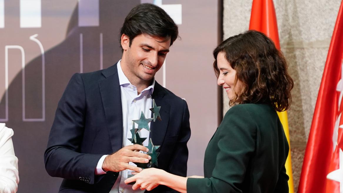 La presidenta entrega el premio Siete Estrellas del Deporte a Carlos Sainz Jr.