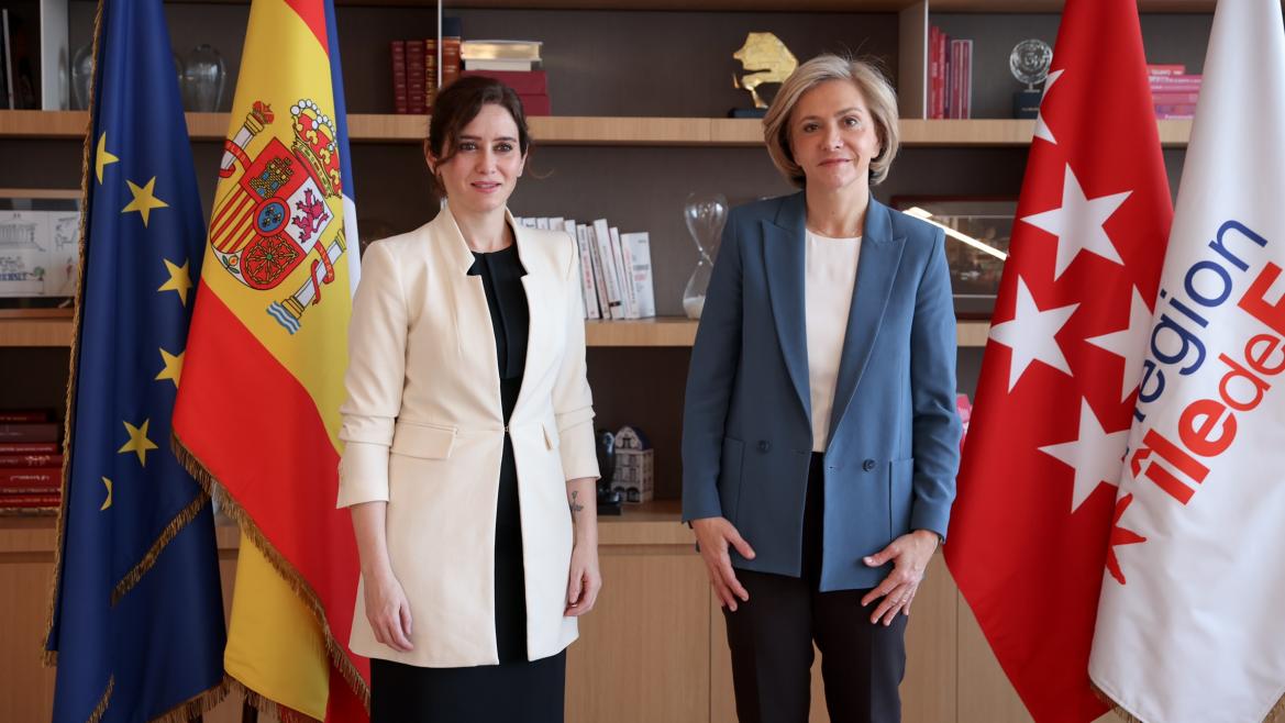 Las presidentas posan junto a las banderas 