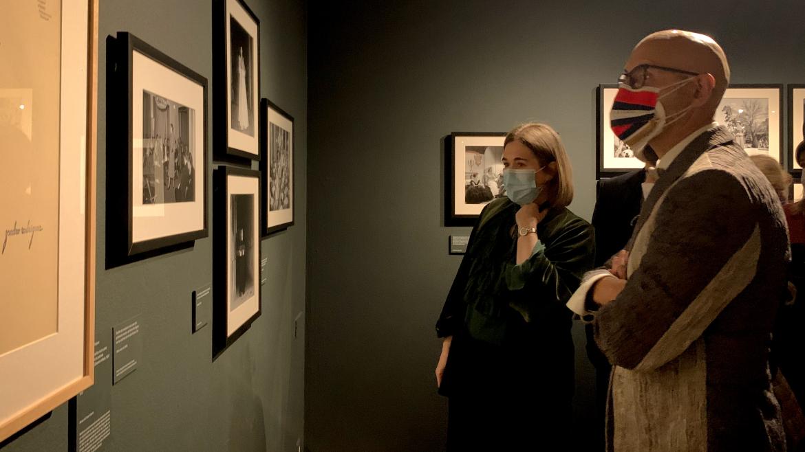 La consejera observa una de las fotografías de la exposición