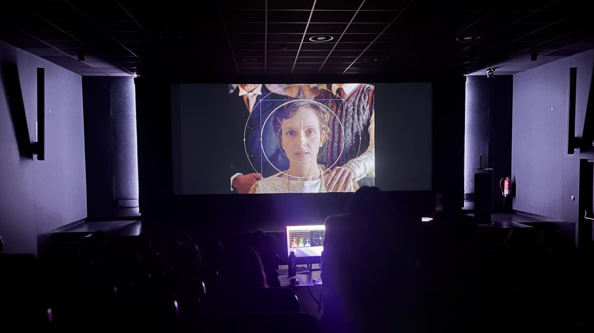 La nueva sala polivalente de cine con una pantalla y una mujer en ella