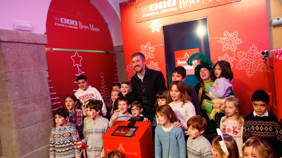 Imagen del artículo La Comunidad de Madrid habilita el servicio 012 Reyes Magos para que los niños puedan hablar con un Paje Real y pedir sus regalos a Sus Majestades