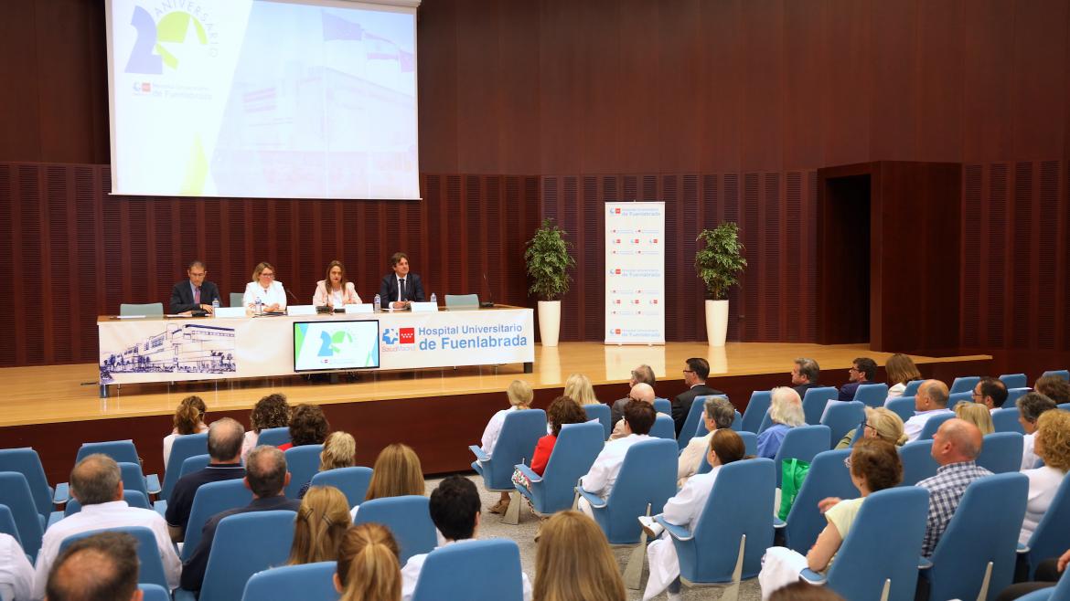 Personas sentadas en un auditorio