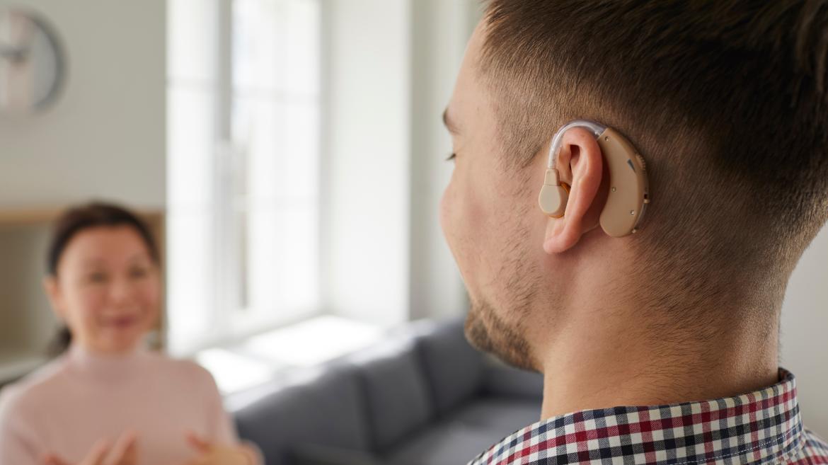 Un joven con su aparto de escuchar