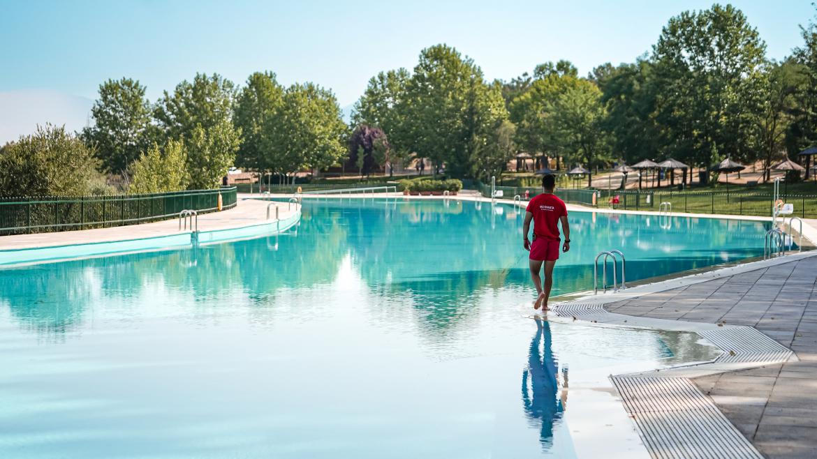 Un salvavidas observa la piscina