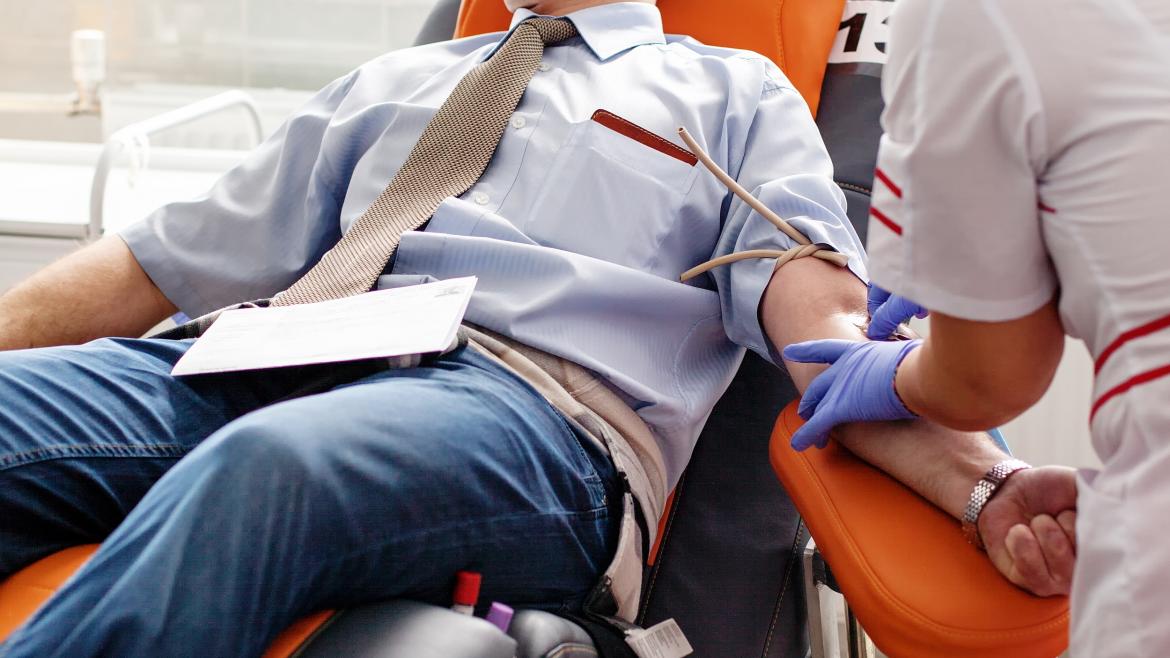 Una persona donando plasma