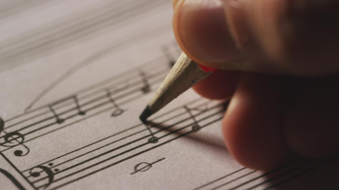 Persona escribiendo música