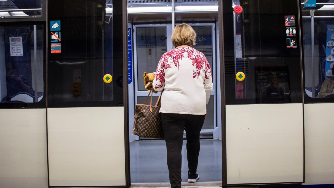 Una mujer entra a un vagón de Metro