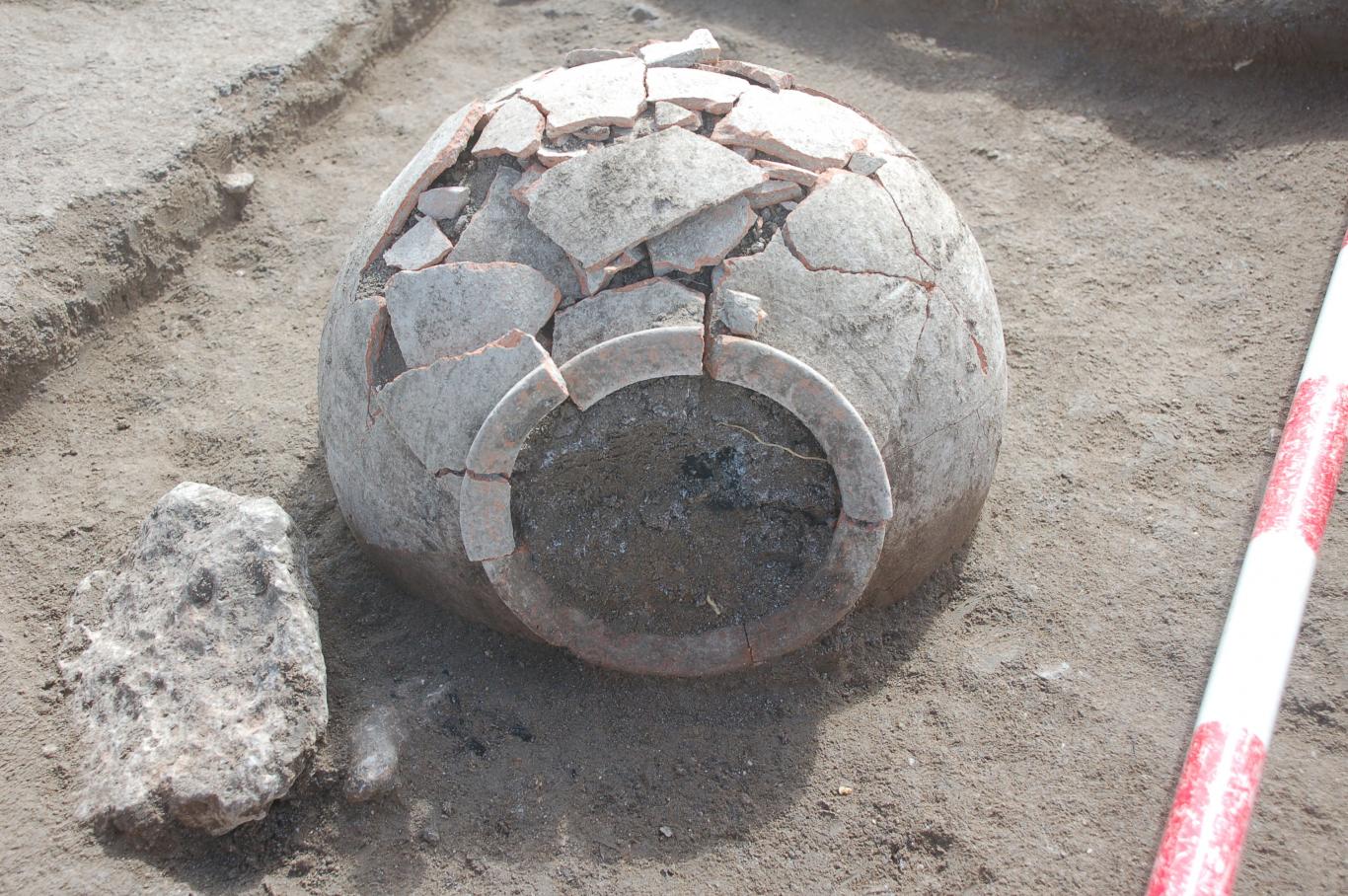 Imagen de gran recipiente descubierto en el yacimiento