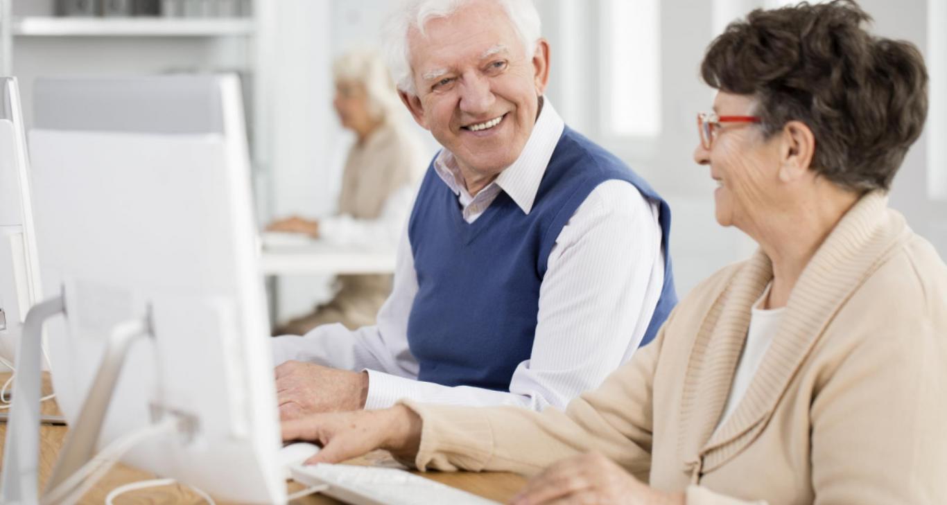 Personas mayores delante pantalla ordenador