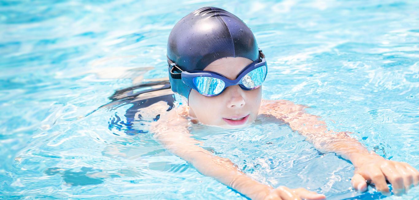 Niño activo practicando deportes acuáticos