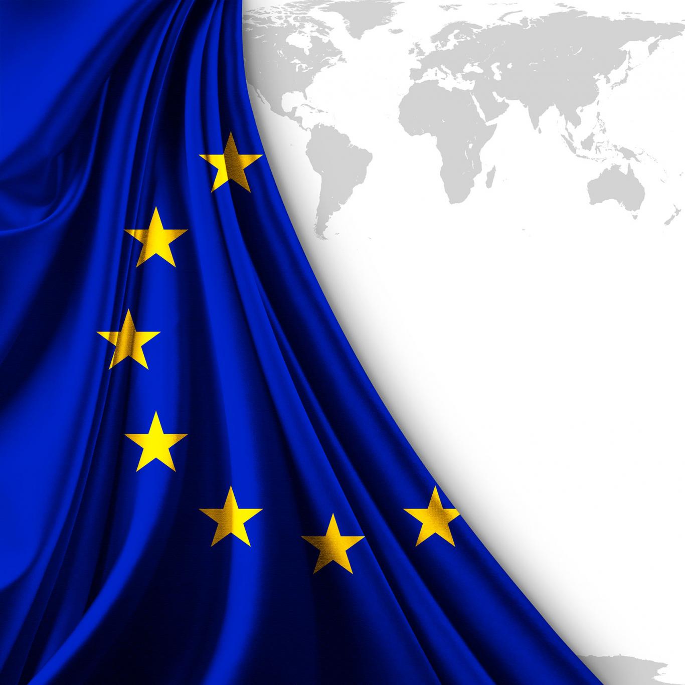 Bandera de la UE sobre un mapa mundi