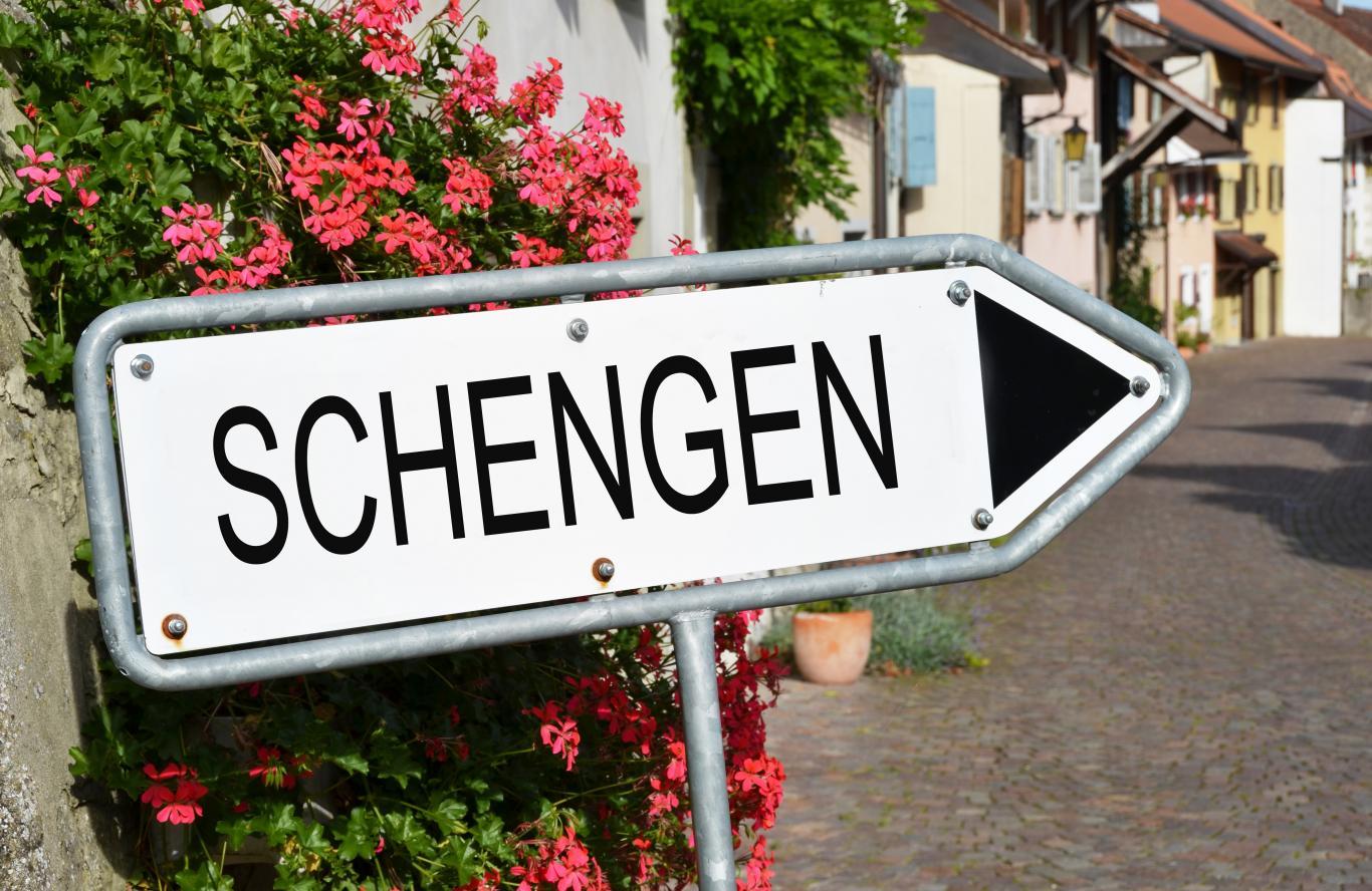 Indicador de carretera con la palabra Schengen
