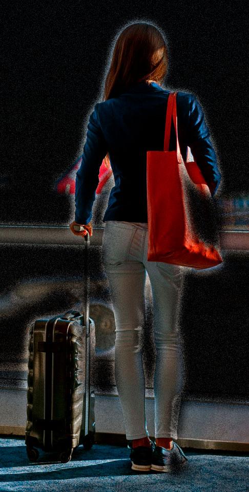 Mujer con maleta en un aeropuerto