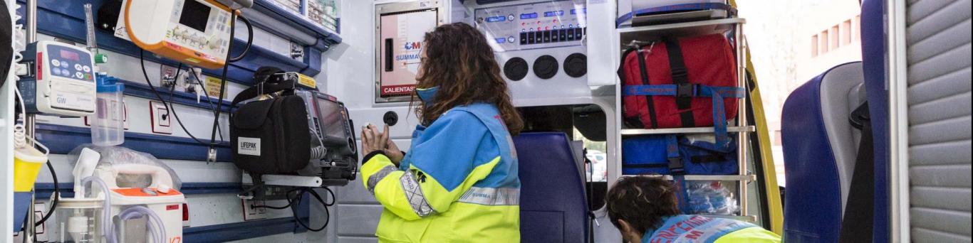 Profesional sanitario consultando un monitor dentro de una uvimovil