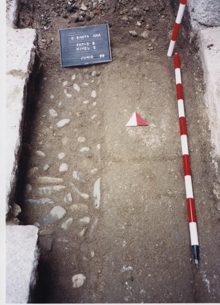 Imagen del solado original del patio en la zona de acceso a la capilla