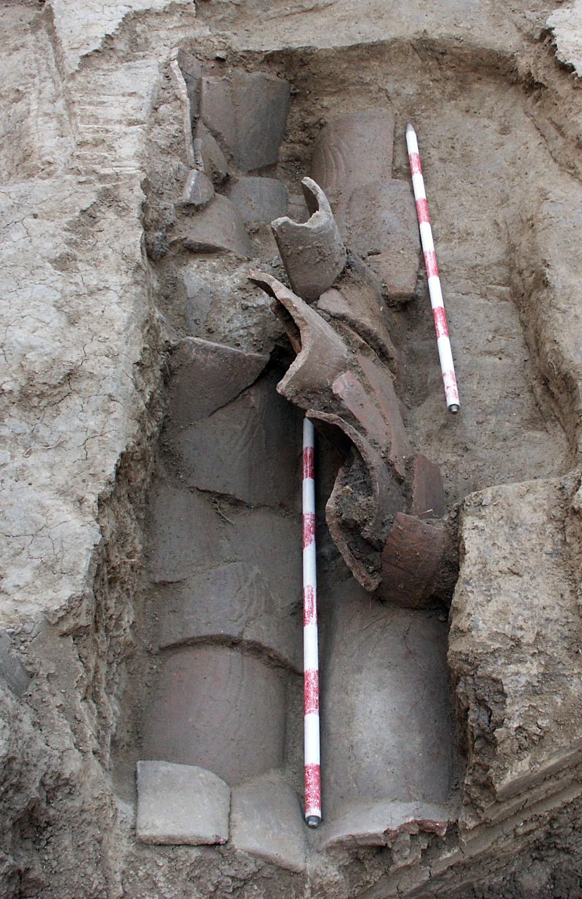 Image Process of excavating a tomb