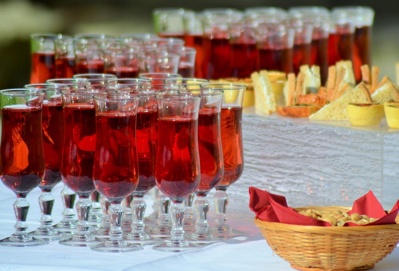 Imagen de varias copas de vino alineadas en la mesa de un restaurante