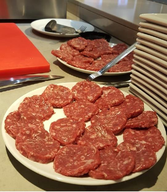 Dos platos con hamburguesas crudas de carne con indicación geográfica protegida Carne de Guadarrama