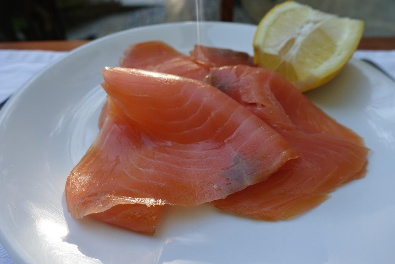 Salmón ahumado en un plato