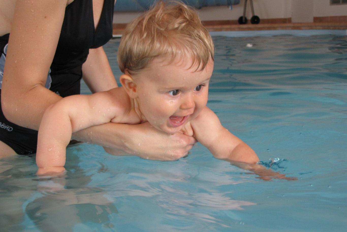 bebé en piscina