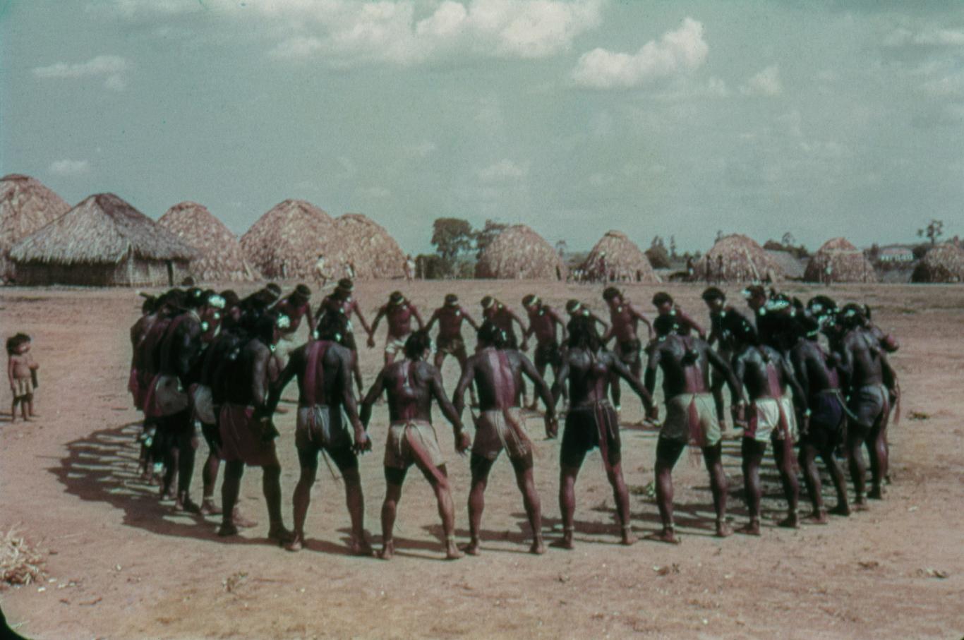 Tribu brasileña en círculo