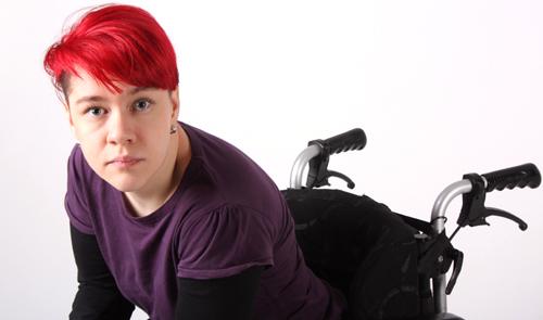 Imagen ilustrativa de una mujer en silla de ruedas con mirada interrogante
