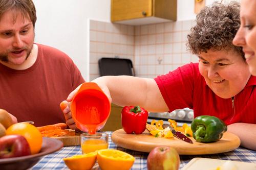 Imagen ilustrativa de un desayuno en una residencia para personas con discapacidad